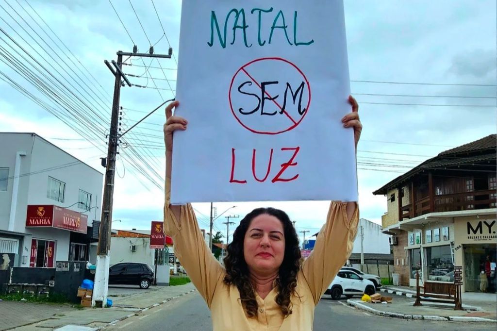 Vereadora protesta contra atraso na iluminação natalina em Capivari de Baixo