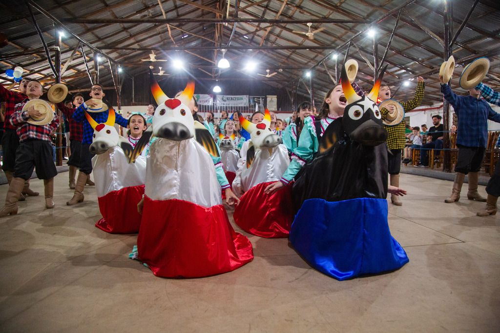 Danças tradicionais são o ponto alto do FestMirim em Santa Maria; evento segue até domingo