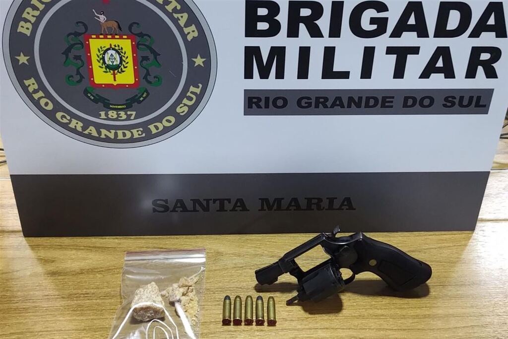 título imagem Após tentar fugir, jovem é preso por tráfico de drogas e porte ilegal de arma em Santa Maria