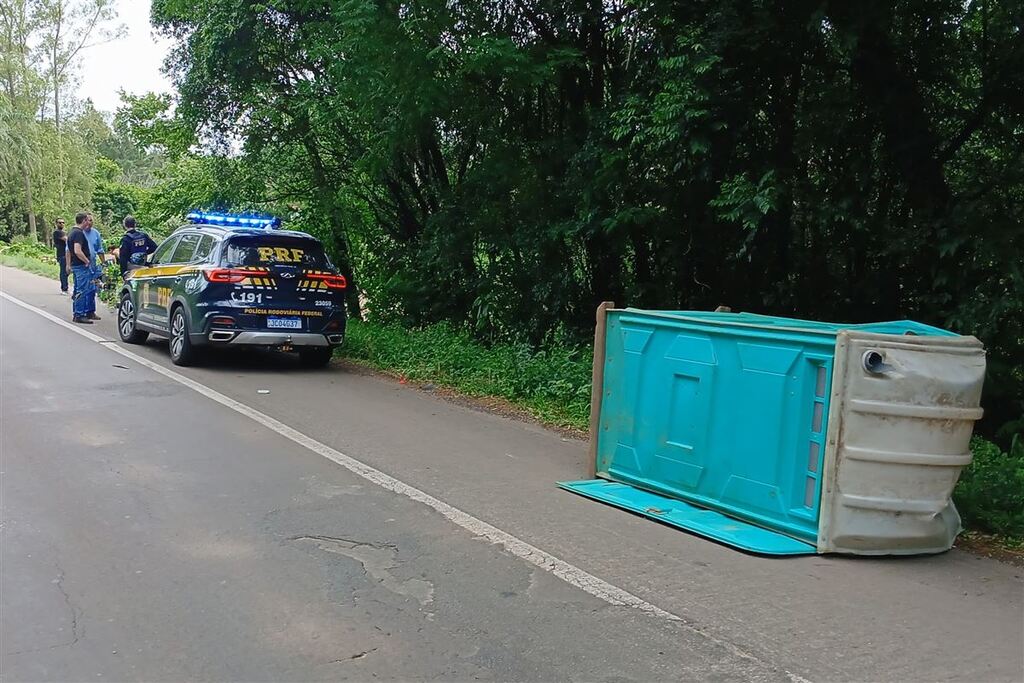 título imagem Motociclista fica gravemente ferido após ser atingido por banheiro químico na BR-158