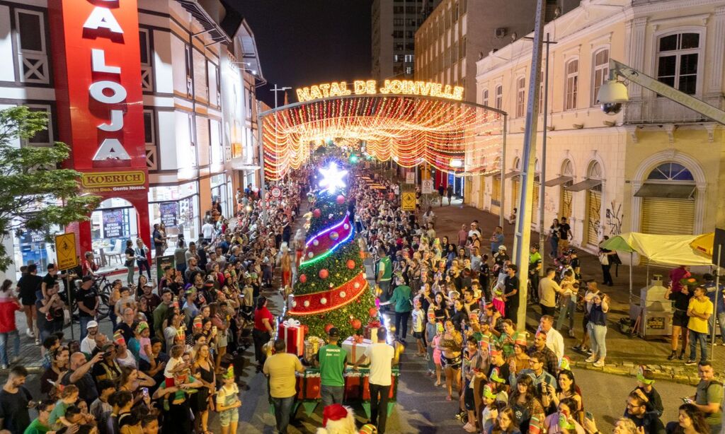 Primeiro Desfile do Natal de Joinville encanta público com magia e tradição