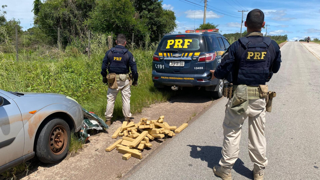 PRF apreende 50 kg de maconha após perseguição a carro com placas de cidade da região