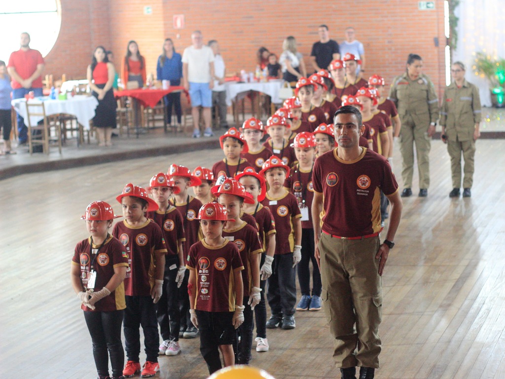 Oficina Bombeiro Civil Mirim Quadros forma 27 alunos em Santa Maria