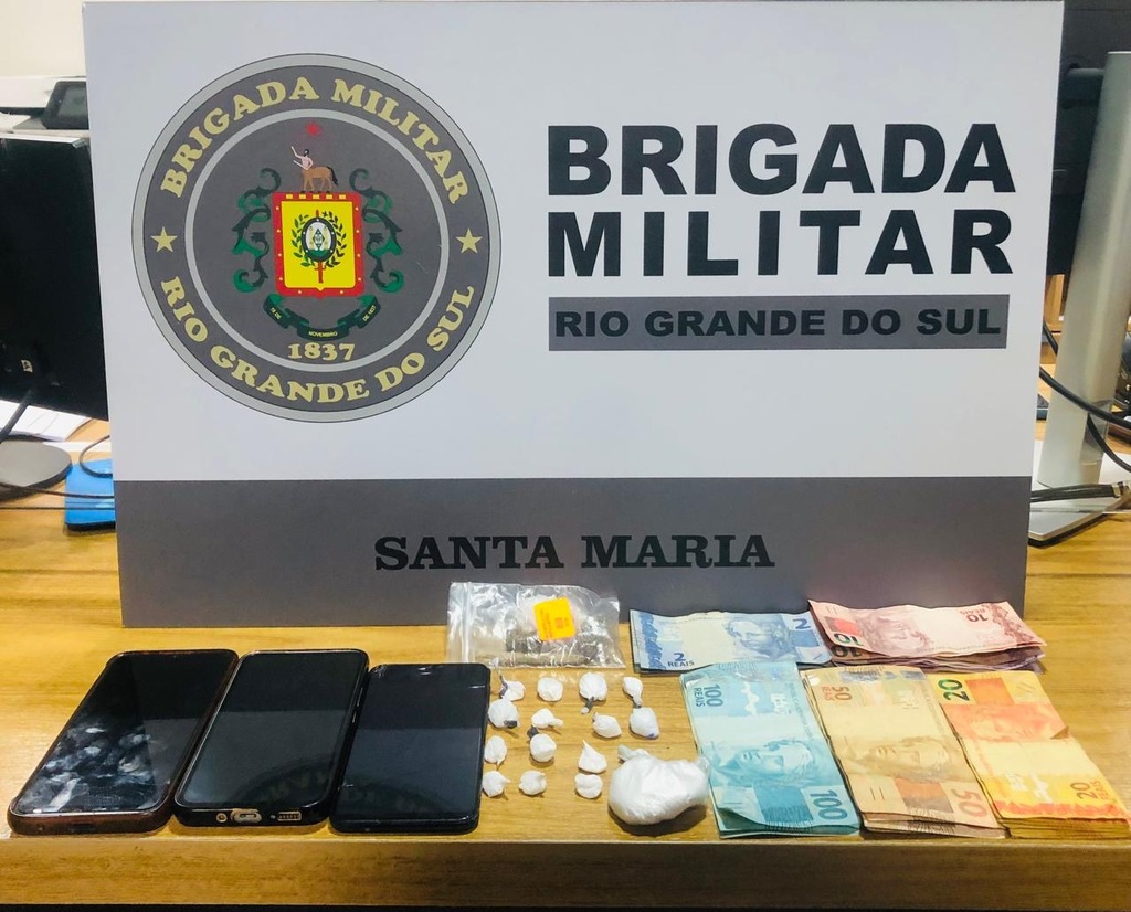 Dupla é presa ao ser flagrada fazendo entrega de drogas em Santa Maria