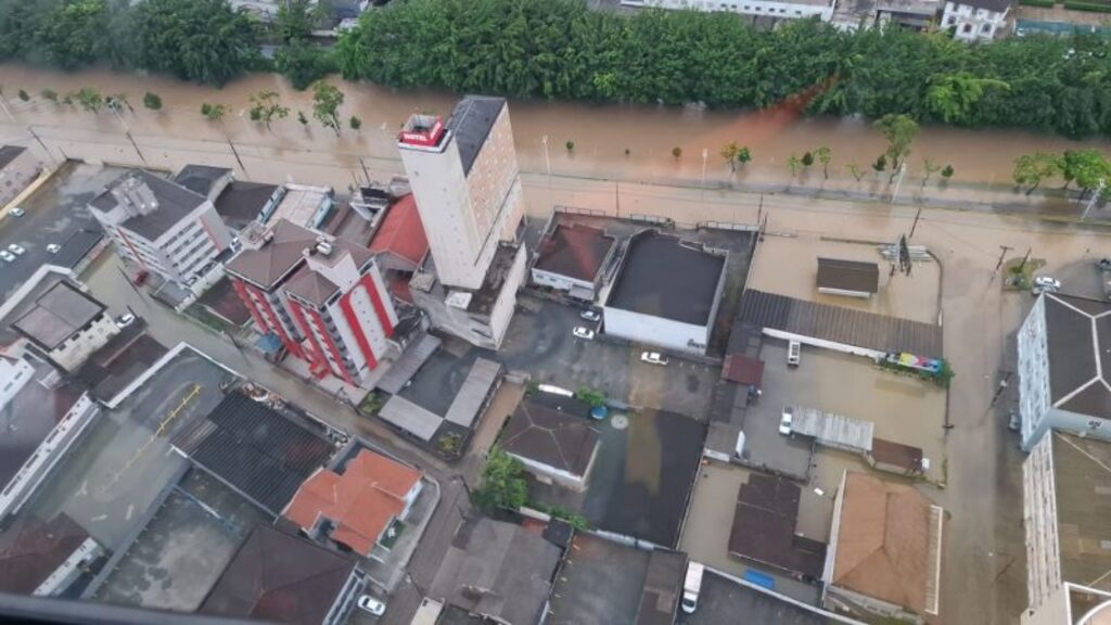Santa Catarina registra 24 cidades impactadas pelas chuvas e emergência decretada