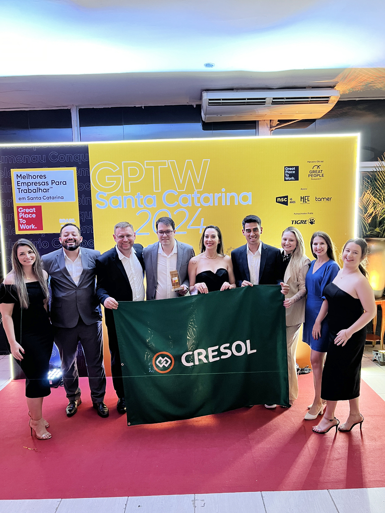  - Colaboradores da Cresol Vanguarda e Cresol Vale Europeu recebendo  a premiação da GPTW.