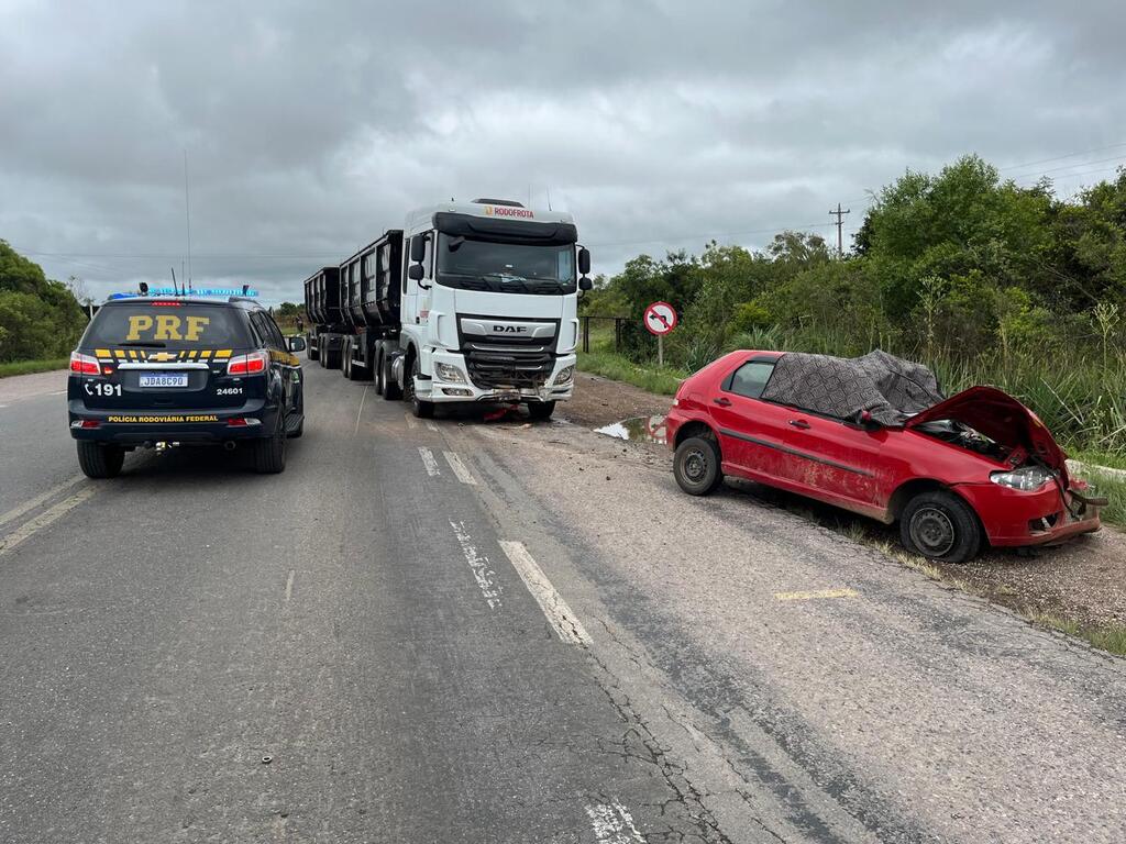 título imagem Motorista morre em colisão frontal com caminhão na BR-392