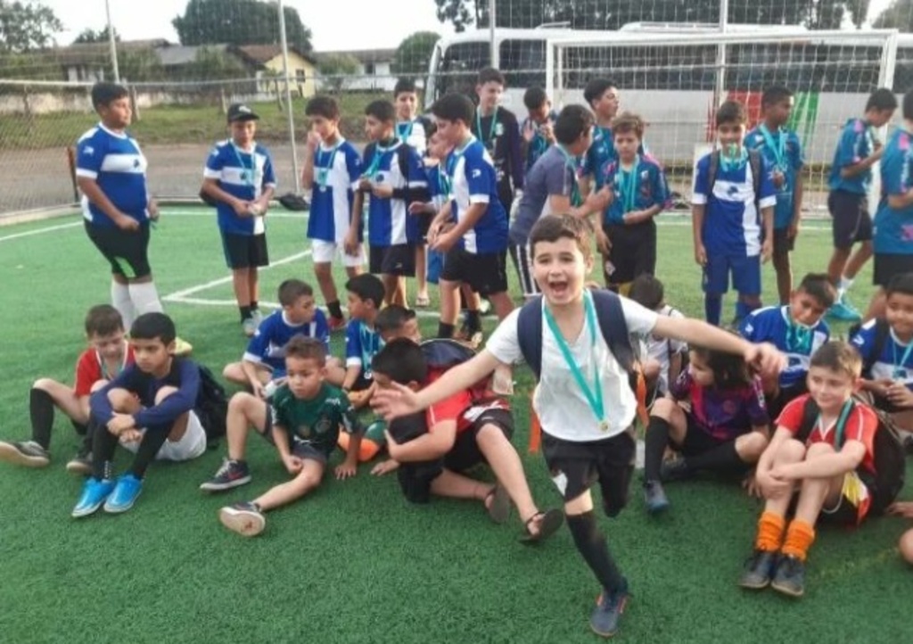 Escolinha de futebol é exemplo de que o esporte pode transformar vidas