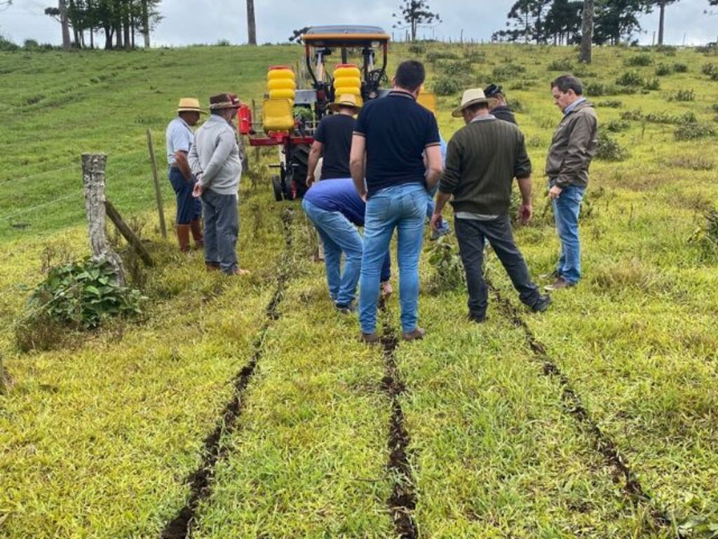 Epagri, agricultores e indústria se unem para desenvolver máquina que planta mudas de pastagens