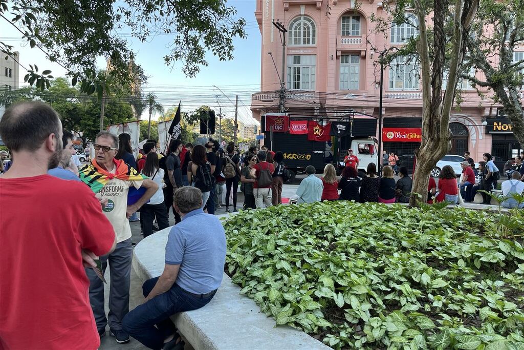 Protesto contra projeto de Anistia a envolvidos nos atos de 8 de janeiro é realizado em Santa Maria