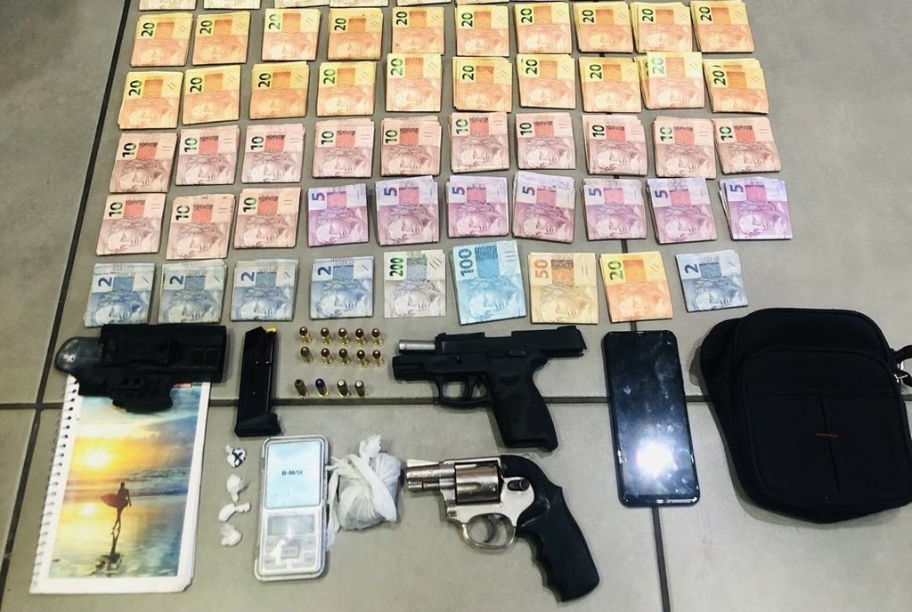 Jovem é preso com arma, drogas e quase R$ 40 mil em Santa Maria