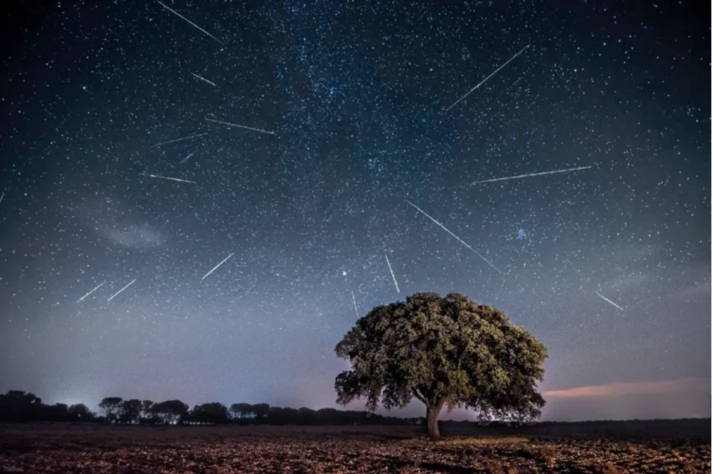 Imagem Gabriel Gonzales/Getty Images - Chuva de Meteoros Geminídeas promete iluminar o céu do Brasil nesta sexta-feira (13)