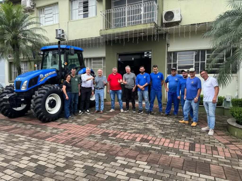 Modelo impulsiona agricultura com investimento de R$ 700 mil em novo trator