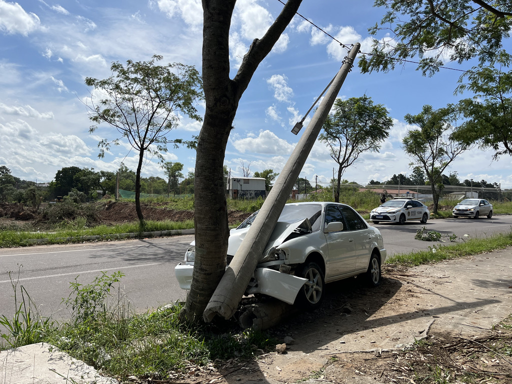 Motorista passa mal e bate o carro em poste na região oeste de Santa Maria