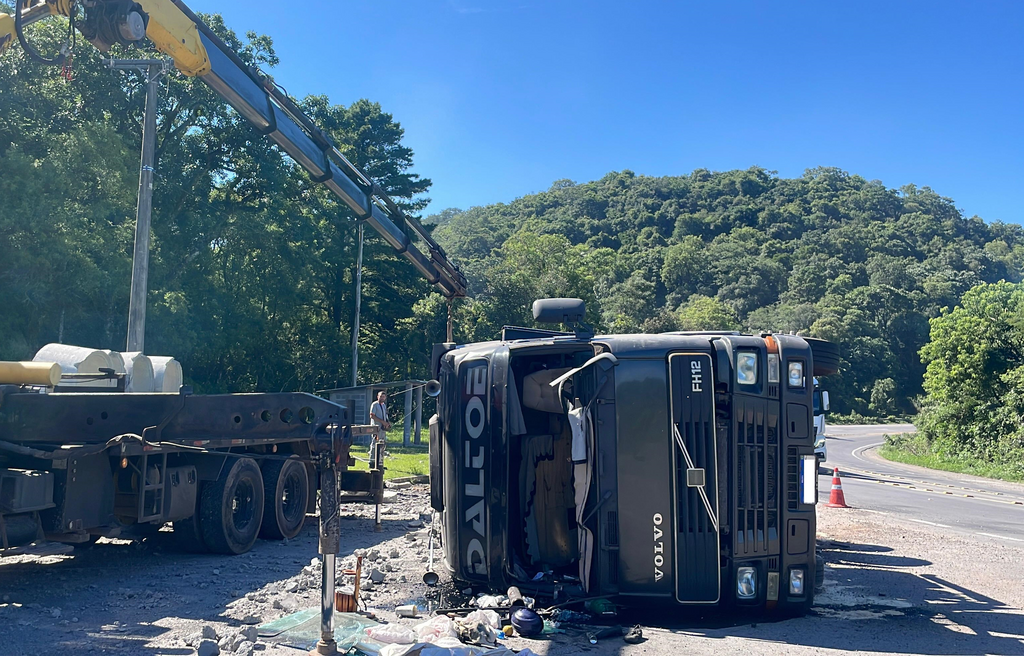 Caminhão carregado com tubos de concreto tomba na BR-158 em Itaara