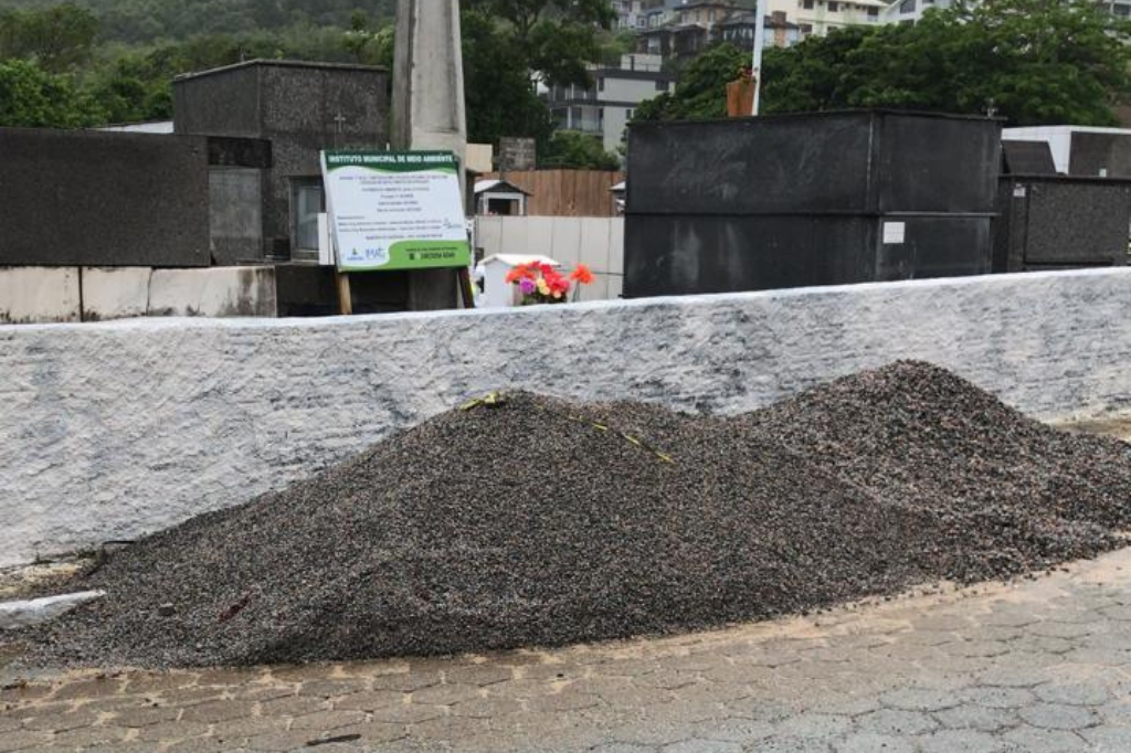 Imagem RSC Portal - Empresa responsável por obras no cemitério municipal de Garopaba desrespeita código de postura