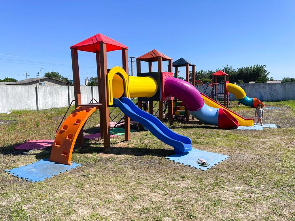 PREFEITURA DE SÃO JOÃO DO SUL INVESTE NA EDUCAÇÃO INFANTIL COM INSTALAÇÃO DE NOVOS PARQUINHOS