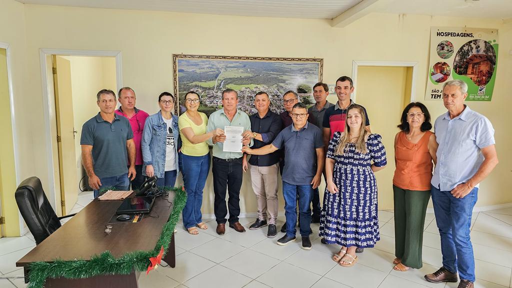 ORDENS DE SERVIÇO PARA MAIS DE R$ 1 MILHÃO EM PAVIMENTAÇÕES SÃO ASSINADAS PELO PREFEITO EM SÃO JOÃO DO SUL