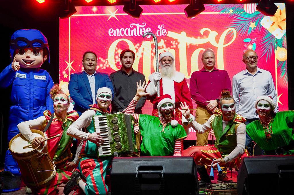 CHEGADA DO PAPAI NOEL ENCANTOU E EMOCIONOU O PÚBLICO NO PALCO DA RUA CÉU DE LED EM TORRES