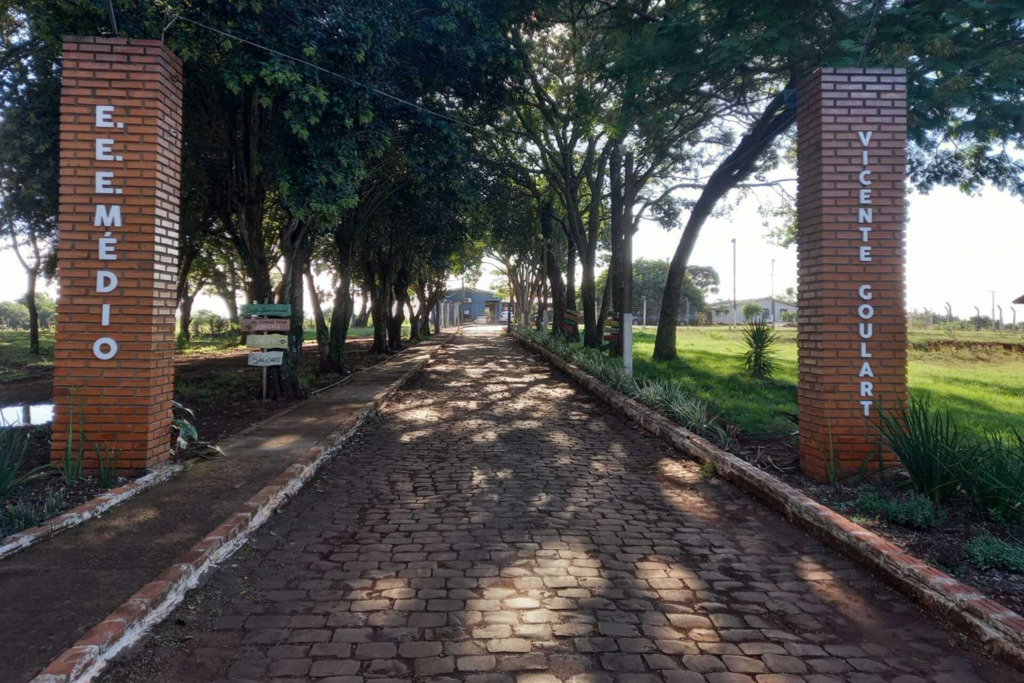 Divulgação - Entrada da Escola Estadual de Ensino Médio Vicente Goulart, em Itacurubi.