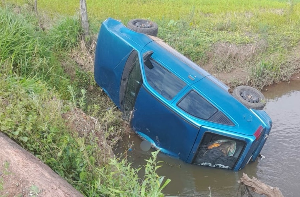 Motorista morre ao cair com carro em sanga e ficar submerso em Santa Maria