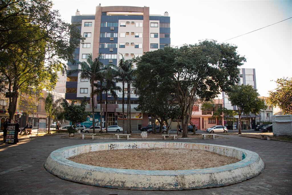 título imagem Homem é esfaqueado após negar cigarro e cerveja em praça de Santa Maria