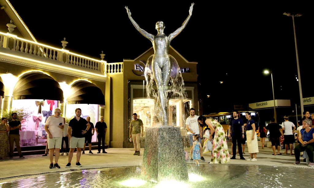 Tecnologia inovadora é usada na produção de monumento da bailarina instalada em praça de Joinville