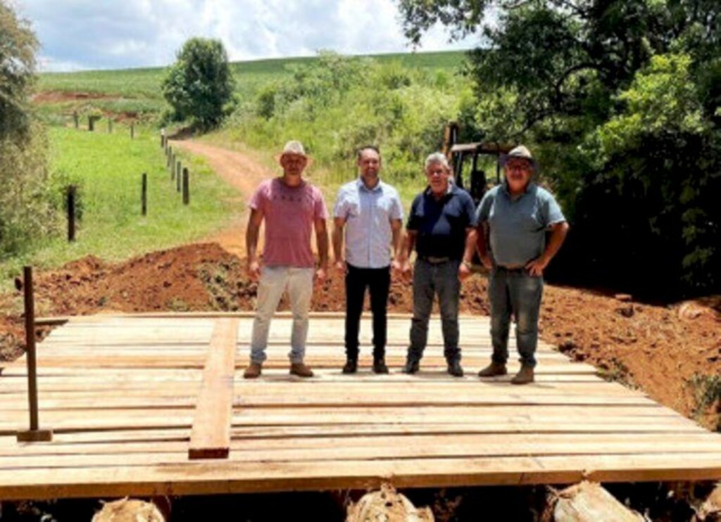 Construção de ponte na comunidade de Linha Polvarinho