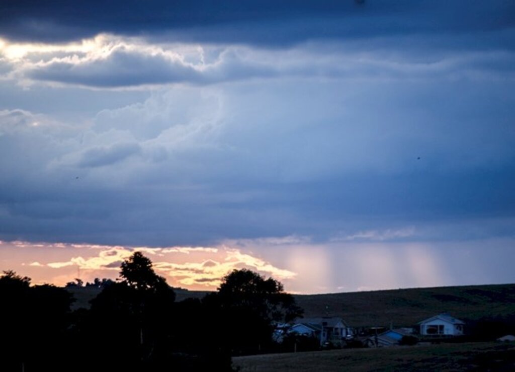 Aumento de nuvens pela manhã e chuva à tarde