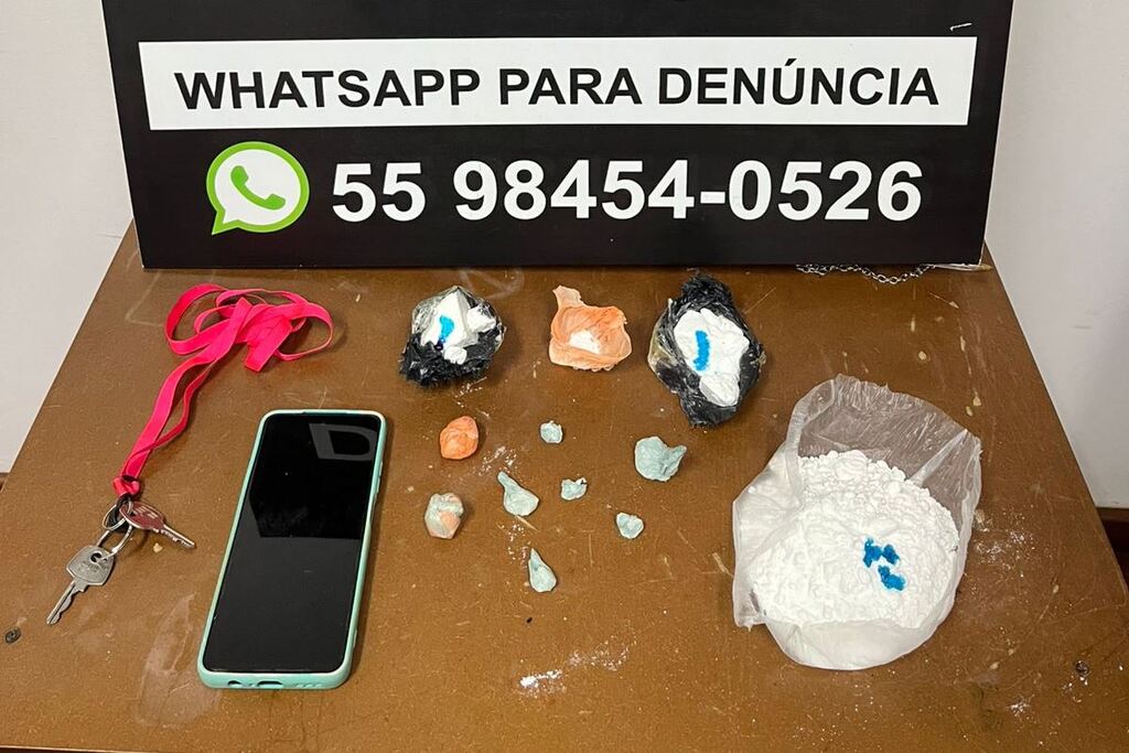 Foto: Polícia Civil - Durante a operação, foram apreendidas diversas porções de cocaína, um telefone celular, dinheiro e as chaves de uma residência