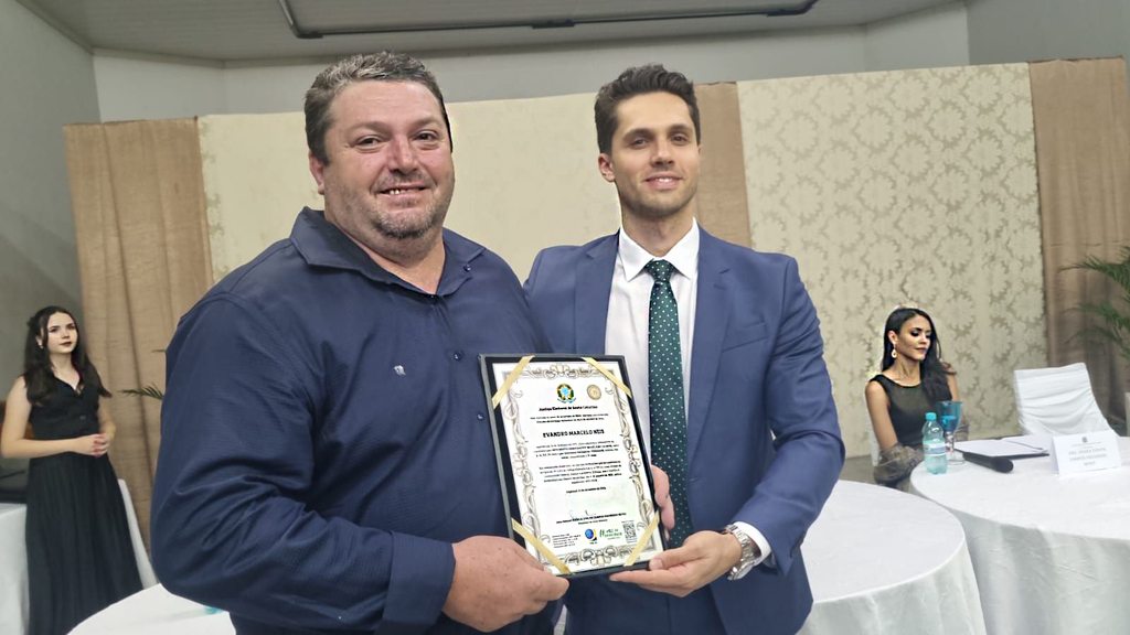 Foto legenda sobre o feito de Nando Neis no cenário político de Ouro