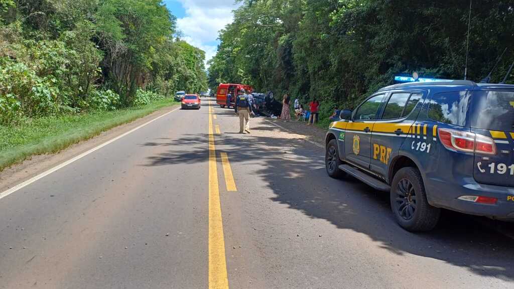 Duas pessoas ficam feridas após carro sair da pista e capotar na BR-287 em Santiago