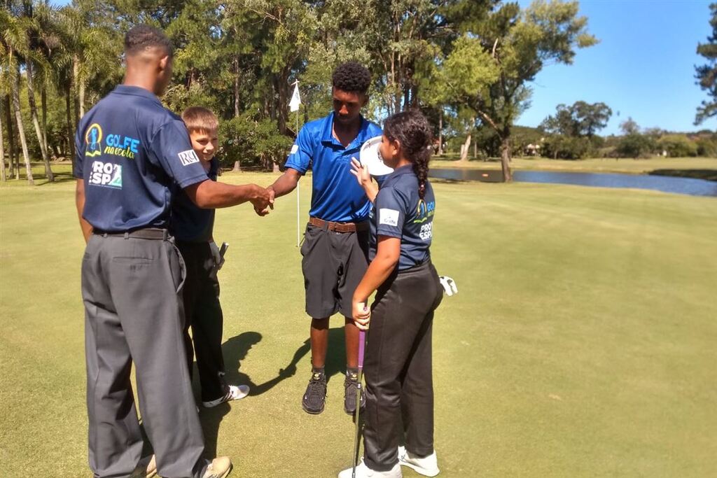 Foto: Golfe na Escola (Divulgação) - Atletas fizeram o reconhecimento dos gramados do Belém Novo Golf Club nesta quarta-feira (18)