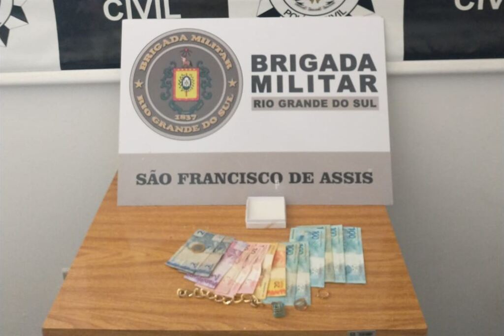 Homem é preso com dinheiro e joias em São Francisco de Assis