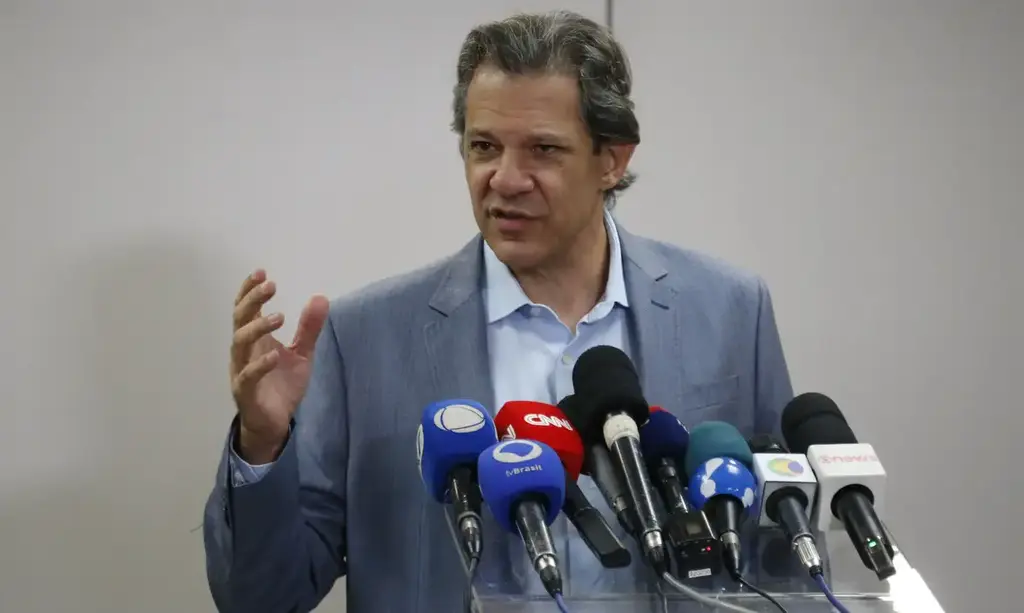 Haddad diz que câmbio é flutuante e que o dólar vai se acomodar