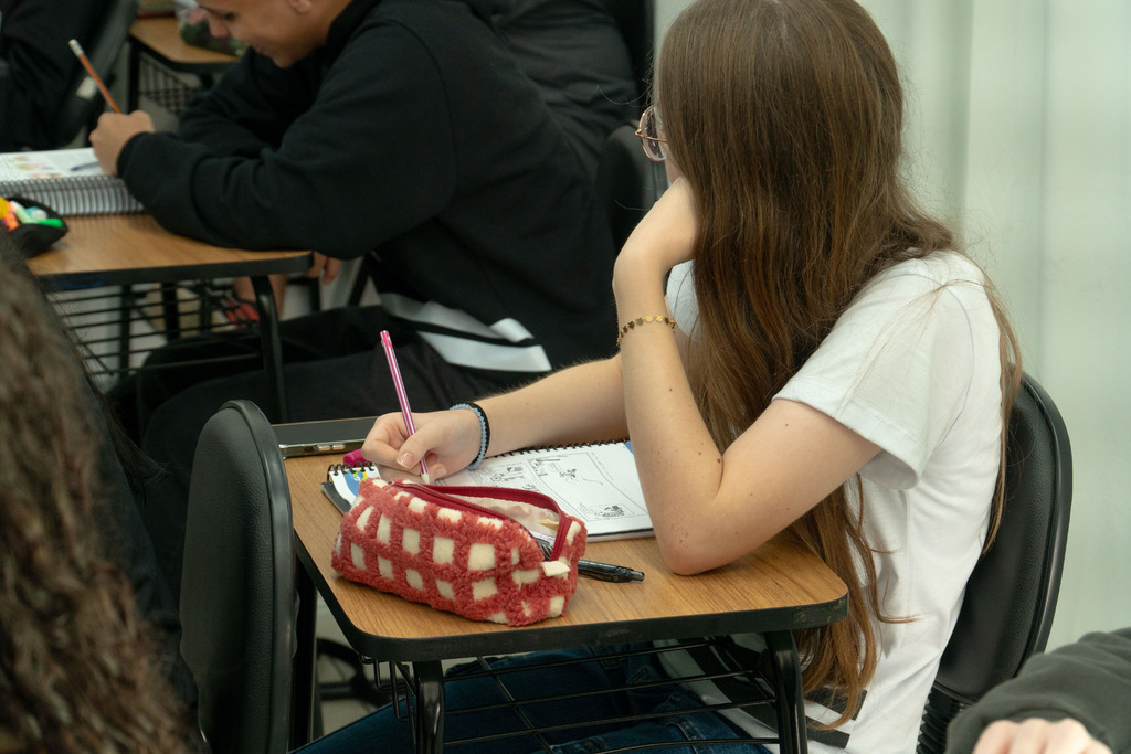 Senado aprova projeto para restringir uso de celular em escolas