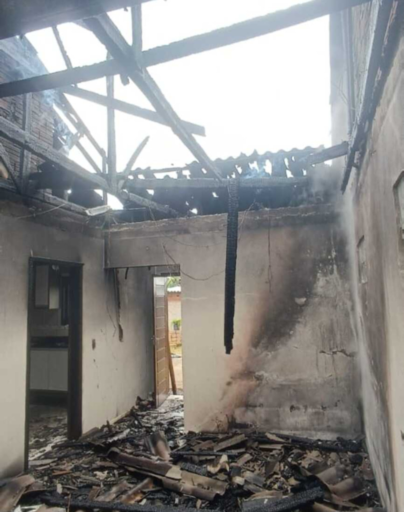 CORPO DE BOMBEIRO ATENDE OCORRÊNCIA DE INCÊNDIO NO BAIRRO LEÃO EM PRAIA GRANDE