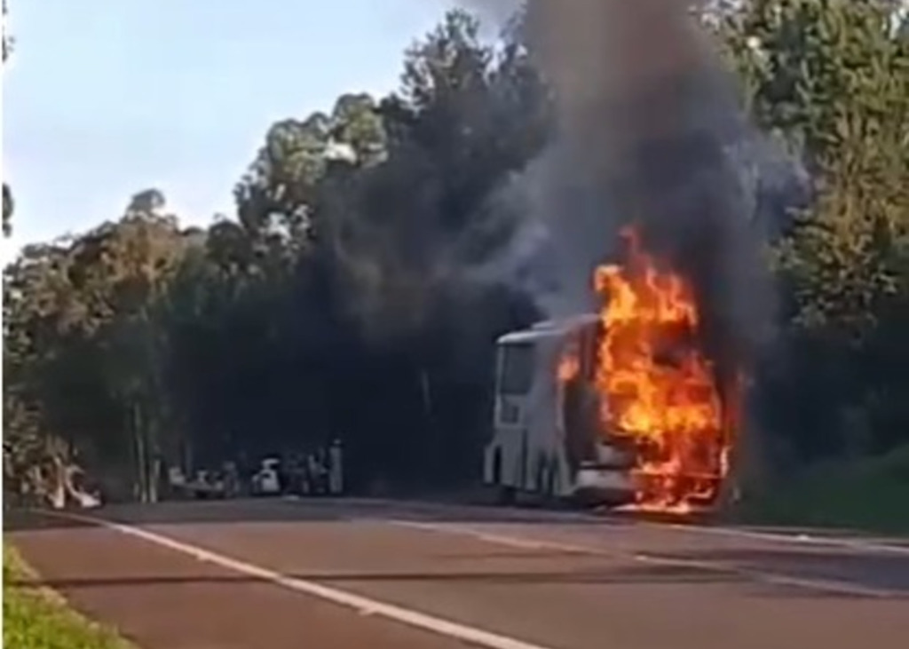 Ônibus da Expresso São Pedro pega fogo na BR-287