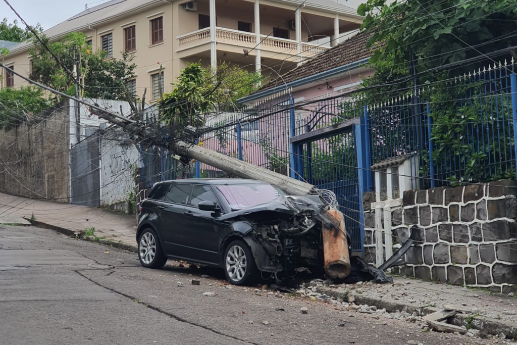 Carro bate em poste de luz no centro de Santa Maria e deixa região sem luz