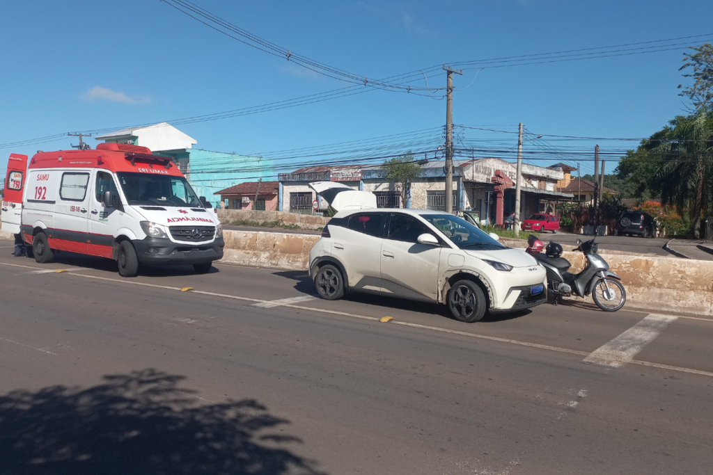 Acidente na Faixa Velha deixa duas pessoas feridas e causa lentidão no trânsito