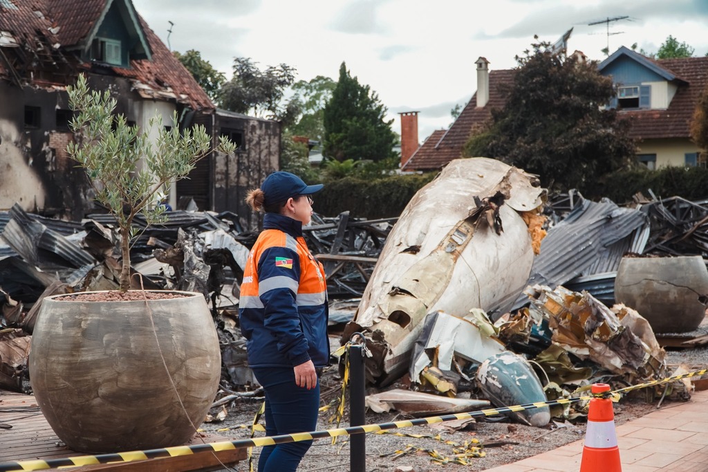 Encerrados os trabalhos de buscas por restos mortais e objetos do avião na área do acidente em Gramado