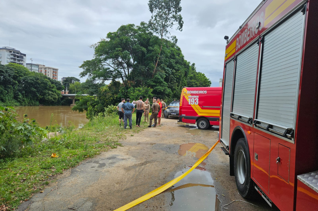 Imagem divulgação CBSC - Mulher é resgatada após pular de ponte no rio Tubarão