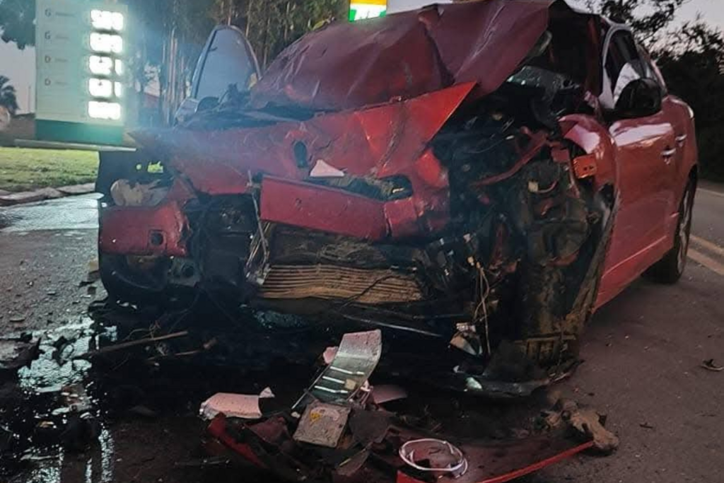 Carro e caminhão colidem na BR-392 e motorista sai ferido