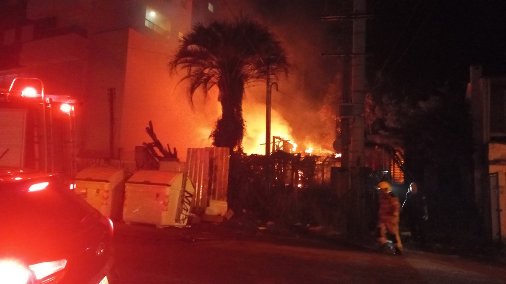 VÍDEO: incêndio atinge residência no Bairro Nossa Senhora das Dores em Santa Maria