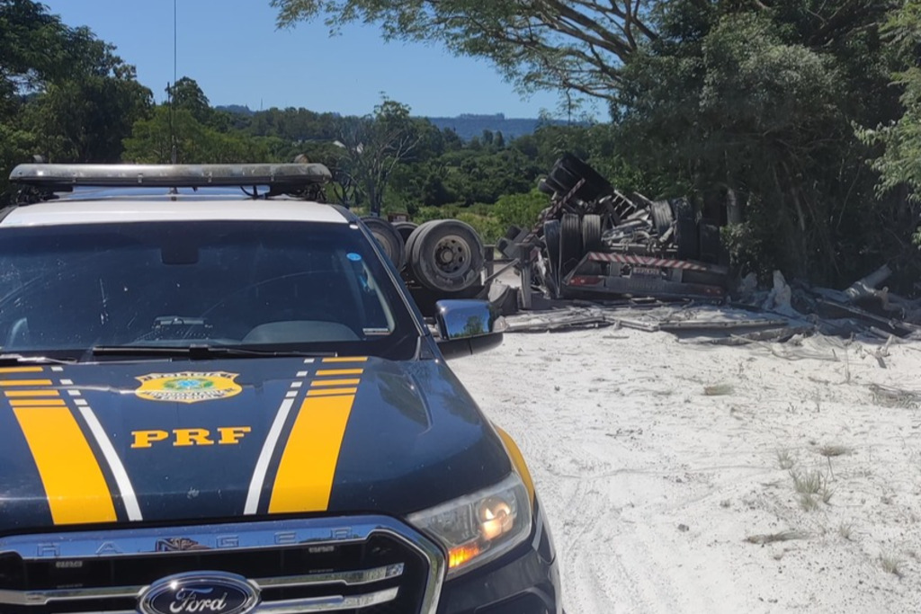 Veículo sai de pista e tomba na BR-287 em Jaguari