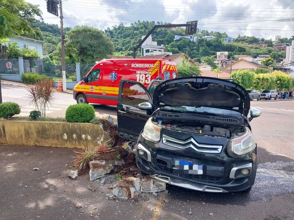 Colisão de automóvel em objeto fixo é registrado em Itapiranga