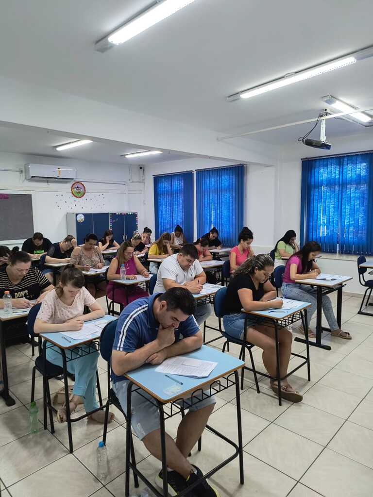 GRANDE MOVIMENTAÇÃO NAS ESCOLAS EMEB PROF. AMÉLIA POLETTO HEPP E EEB CARLOS CHAGAS DURANTE PROCESSO SELETIVO EM PIRATUBA