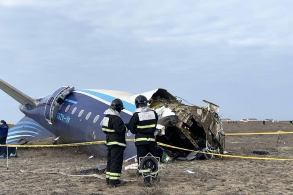 VÍDEO: Avião com mais de 60 passageiros cai no Cazaquistão; 38 morreram