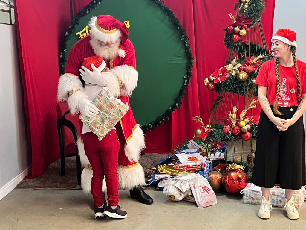 Campanha Amigo Secreto de Natal leva alegria e magia para entidades de Santa Maria