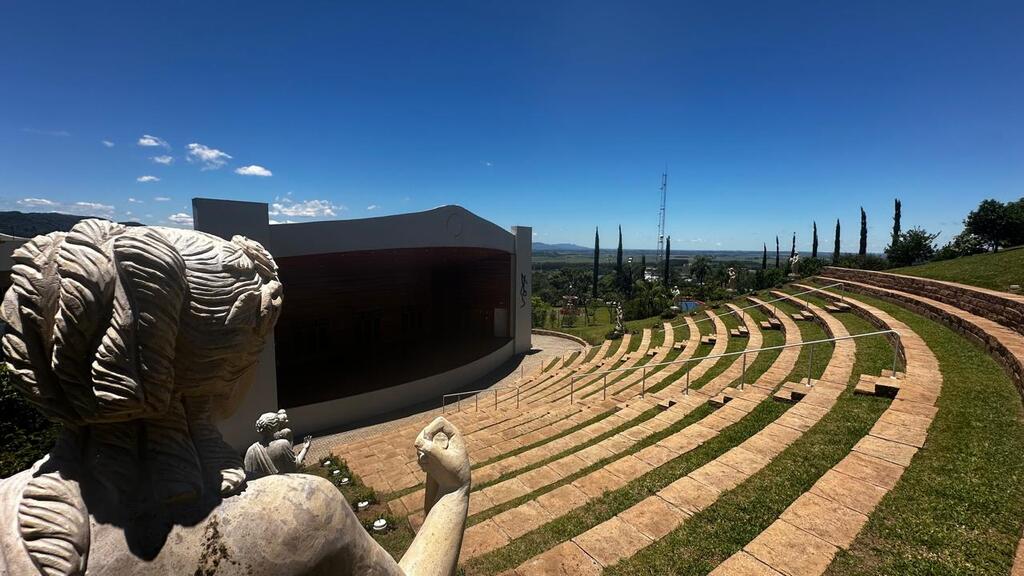 Estátuas de musas gregas em mármore esculpidas na França serão inauguradas no Recanto Maestro; confira imagens